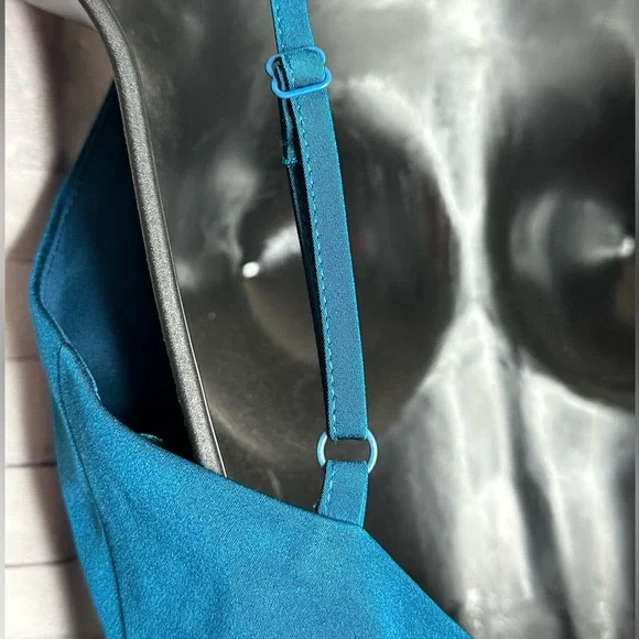 We got this dress in teal. - Picture 4 of 7